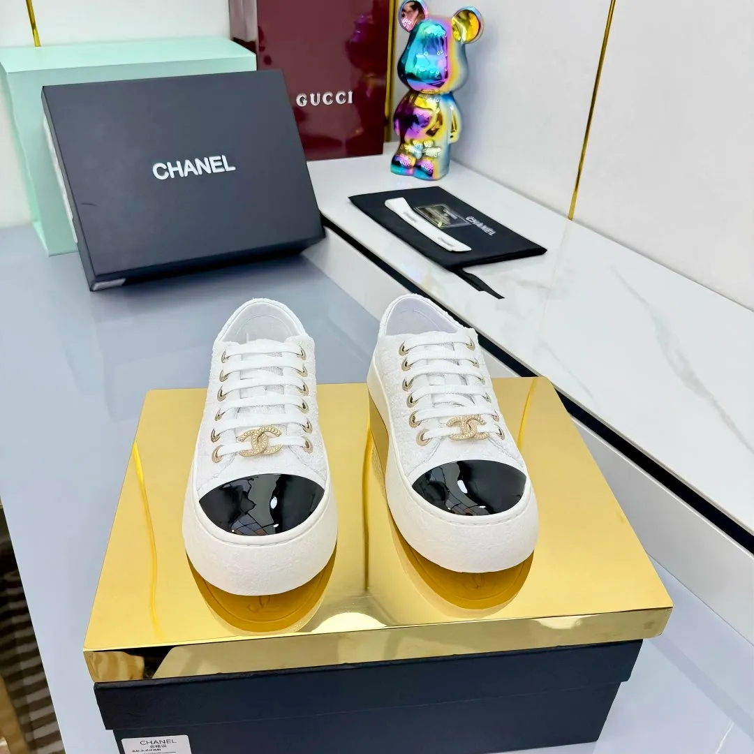 👟👟Ex-factory price 520👟👟 Top-quality cloth-covered version, original quality! ! ! Chanel Chanel - 2025 biscuit shoes, the top casual sports shoes in the counter, this classic design; the upper is electro-embroidered with a variety of craftsmanship; the outsole is fashionable and sporty; the extraordinary inclusion of a variety of color elements... The diversified mix and match is very good-looking and versatile, casual, fashionable, sports, and outdoor can be taken into account... ꫛꫀꪝ Go➫ Material: ❶Upper: Original first-layer cowhide ❷Inner: Sheepskin ❸Outsole is based on: Original TPU combination outsole. Full set of boutique packaging for women 35–40-41. Customized. Non-refundable. 👉